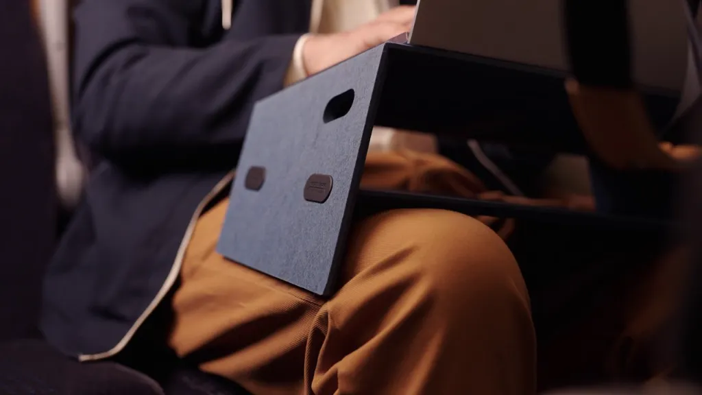 4_foldable_stand_09_ocean_blue_train_03_laptop_open_lowres.webp