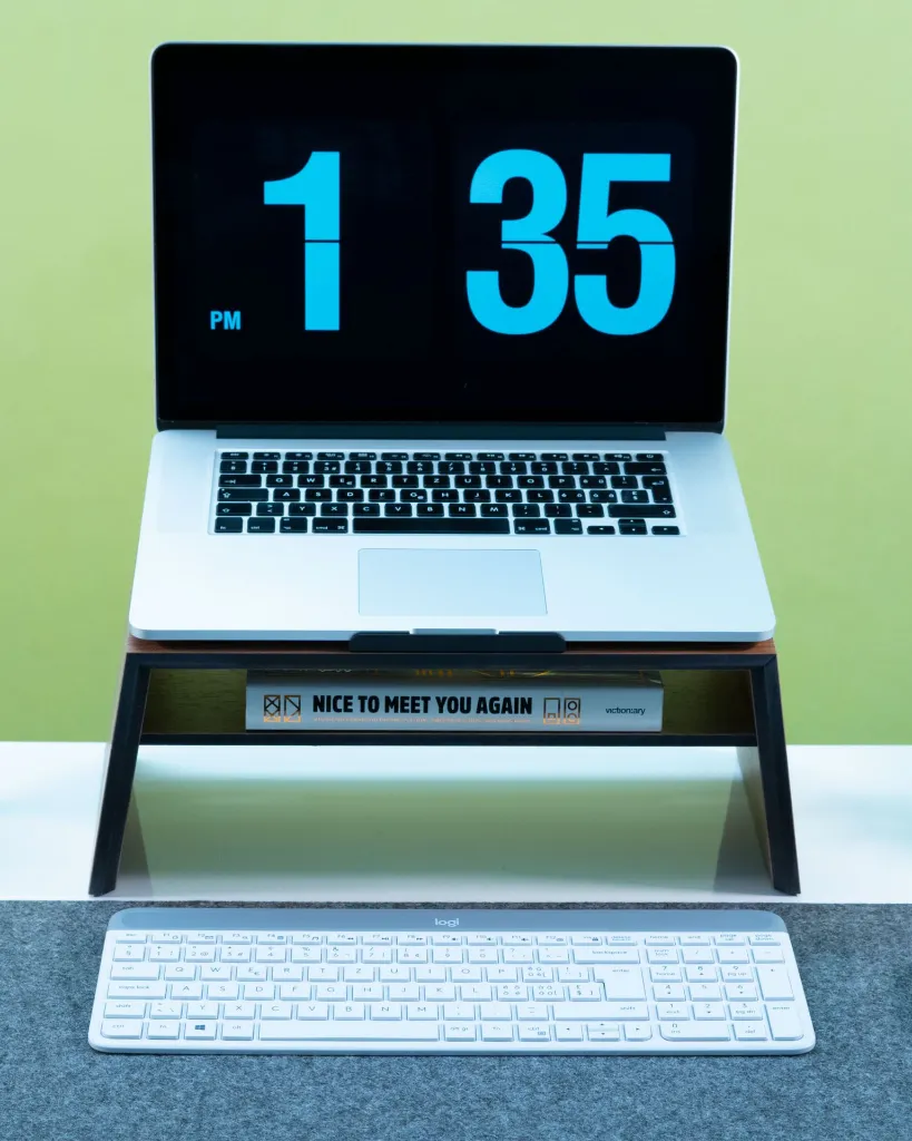 1_Notebook stand_02_Oak_office_03_Laptop_open_001_vertical.webp